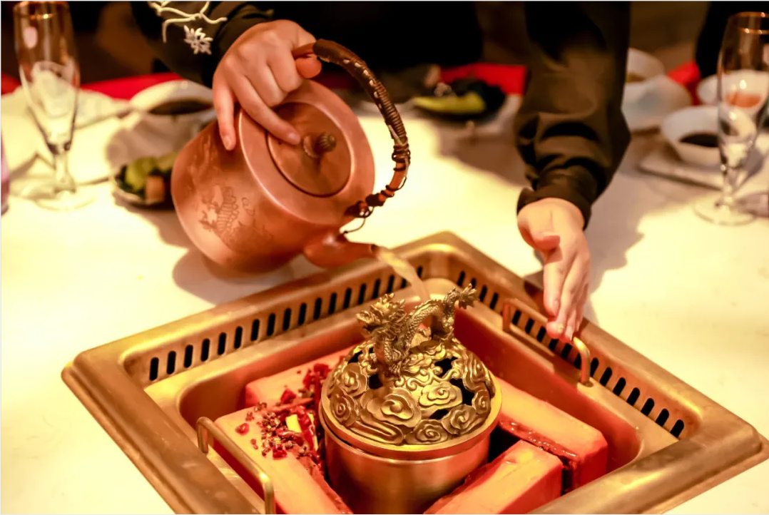 火锅“新物种”强势崛起！“发酵锅底”正在升级火锅赛道